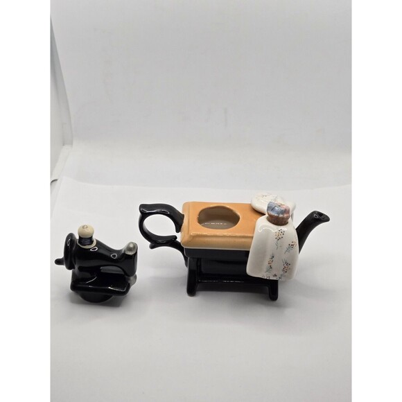 Vintage Porcelain/Ceramic Teapot with Quilt - Picture 7 of 11